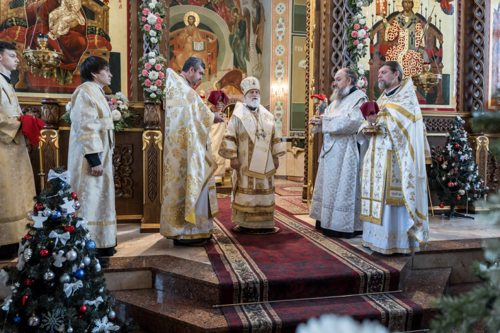 Владыка Павел Литургия (1).jpg